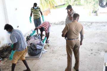தூக்கில் தொங்கிய நிலையில் பெண்ணின் சடலம் மீட்பு!