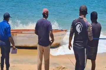 இயந்திரம் இன்றி கடலில் தத்தளித்த படகொன்றை கரைக்கு கொண்டுவந்த மீனவர்கள்