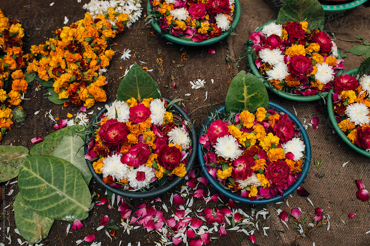 கோவிலில் கொடுக்கக்கூடிய மலர்களை என்ன செய்ய வேண்டும்? | What To Do With Temple Flowers After Worship