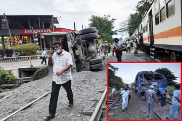 புகையிரதம் ஒன்று கனரக வாகனத்துடன் மோதி  விபத்து !