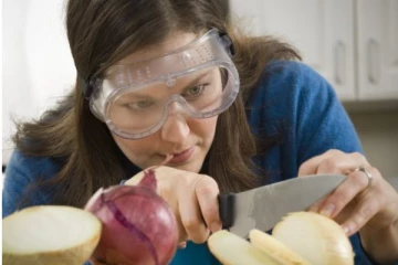 வெங்காயம் உரிக்கும் போது இதை செய்தால் கண்ணீரே வராதாம்! அசத்தலான டிப்ஸ் இதோ