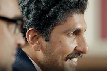 இத்தனை கோடி சொத்து! போட்டுக்க ஒட்டுத்துணிக்குட போடாமல் போட்டோஷூட் எடுத்த பிரபல நடிகர்...