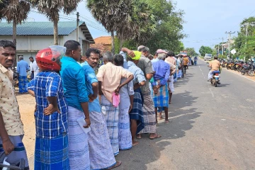 கொளுத்தும் வெயிலில் மக்களை வரிசையில் காக்கவைத்த அமைப்புக்கள்!