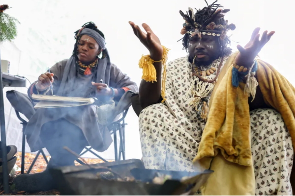 பிரித்தானிய காடொன்றில் கைது செய்யப்பட்ட பழங்குடியின மன்னர் | African Tribes Arrested In Scotland Forest