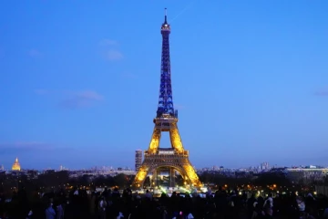 உக்ரைன் நாட்டு தேசியக் கொடி வண்ணத்தில் ஒளிர்ந்த ஈபிள் கோபுரம்!