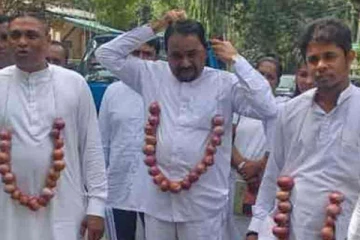 வெங்காய மாலைகளுடன் வந்த எதிர்க்கட்சி உறுப்பினர்கள்