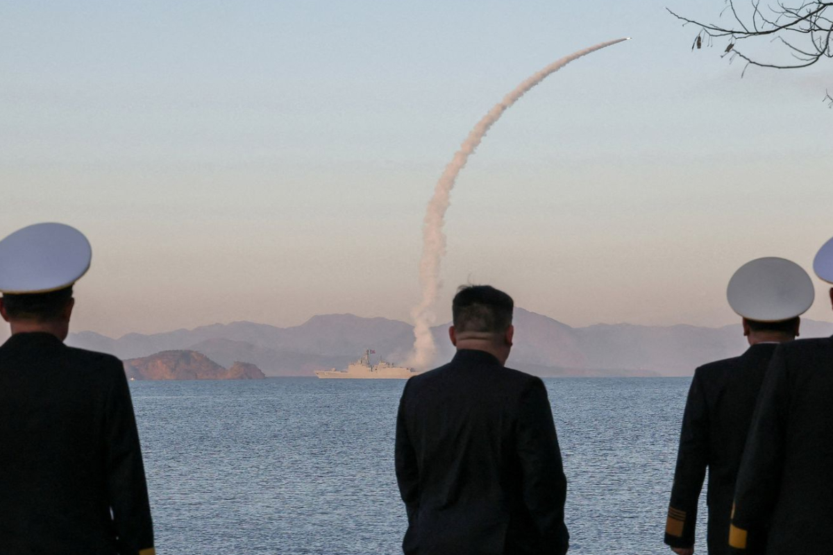 வடகொரியா அதிரடி - அணு ஆயுதங்களை சுமந்து செல்லும் குரூஸ் ஏவுகணை | North Korea Tests Cruise Missiles From New Warship