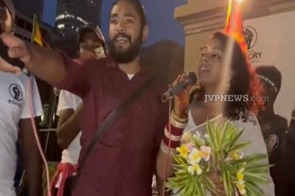 காலி போராட்டக்களத்திற்கு வந்த புதுமணத் தம்பதியர்! (Photos) | Newlywed Couple Arrived At The Galle Protest Area