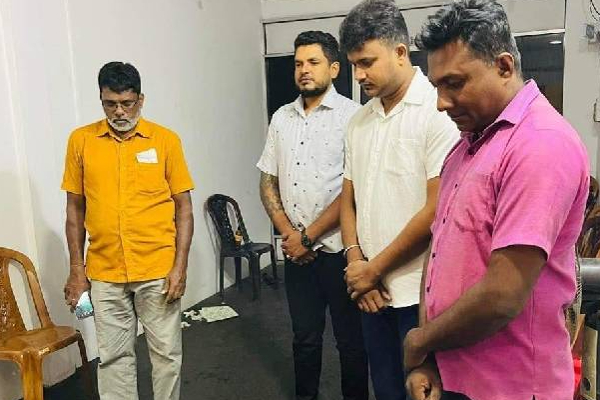 குமாரின் உருவப்படத்திற்கு மலர்தூவி அஞ்சலி செலுத்திய மணிவண்ணன் அணி! | Kumar Ponnambalam V Manivannan Tribute குமாரின் உருவப்படத்திற்கு மலர்தூவி அஞ்சலி செலுத்திய மணிவண்ணன் அணி! | Kumar Ponnambalam V Manivannan Tribute