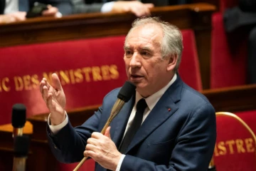 பிரான்ஸ் அரசு கவிழும் அபாயம்: பின்னணி