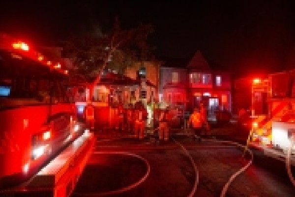 றொரன்டோ தீ விபத்தில் சிக்கிய சிலர் மீட்பு | Fire Breaks Out In Chinatown
