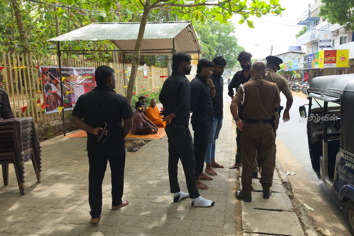 யாழ். பல்கலையில் அடையாள உணவு தவிர்ப்பு போராட்டத்தில் சற்றுமுன் பரபரப்பு | Hunger Strike Commemoration Of Thileepan யாழ். பல்கலையில் அடையாள உணவு தவிர்ப்பு போராட்டத்தில் சற்றுமுன் பரபரப்பு | Hunger Strike Commemoration Of Thileepan