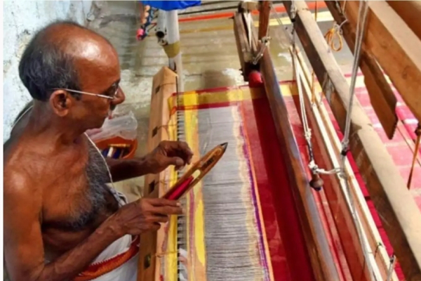 நெசவாளர்கள் வாழ்வில் ஒளியேற்றி வைத்துள்ளது அதிமுக தேர்தல் அறிக்கை- நெசவாளர்கள் உருக்கம் | Aiadmk Manifesto Lives Weavers Melt