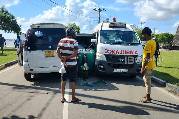 யாழில் விபத்து : இரண்டு வாகனங்களுக்கிடையில் சிக்கிய முச்சக்கரவண்டி | Accident In Jaffna Auto Stuck Between 2 Vehicles