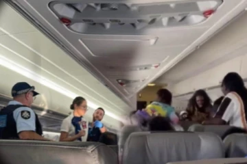 பறந்துகொண்டிருந்த விமானத்தில் கைகலப்பு; நால்வர் அதிரடியாக கைது!