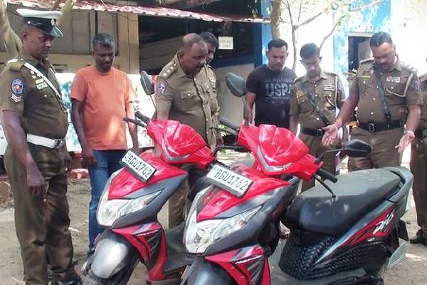 ஒரே இலக்கத் தகடுகளை கொண்ட இரு மோட்டார் சைக்கிள்கள் - தீவிர விசாரணையில் காவல்துறையினர் (படங்கள்) | Two Motorcycles With Same Number Plates