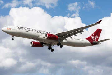 நடுவானில் விமானத்தின் ஜன்னலை எட்டி உதைத்து பிரித்தானியர் தகராறு! வேறு நகரத்தில் தரையிறக்கப்பட்டதால் பயணிகள் அவதி