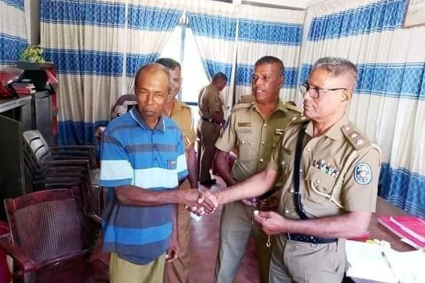 வீதியில் கண்டெடுத்த தங்க மாலை மோதிரம்; அக்கரைப்பற்று நபர் செய்த காரியம்! | A Gold Garland Ring Street By A Drunken Person