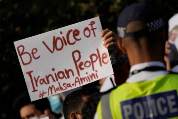 ஈரானில் இளம்பெண் உயிரிழந்த விவகாரம்.. பாரீஸில் நடைபெற்ற பேரணியில் பொலிசார் கண்ணீர் புகை குண்டு வீச்சு