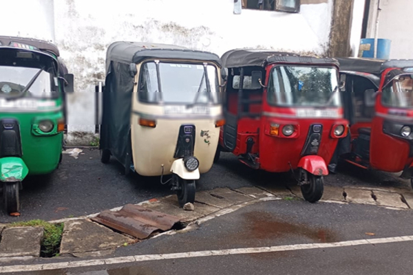 முச்சக்கர வண்டிகளை கொள்ளையிட்ட பெண் உட்பட மூவர் கைது | 3 People Including Woman Robbing Three Wheelers