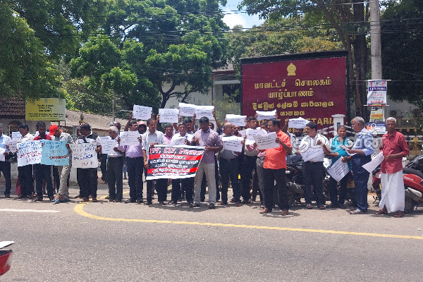 மக்களின் ஓய்வூதியச் சேமிப்பினை அனுமதியின்றி பயன்படுத்த முயலும் அரசாங்கம்: யாழில் வீதிக்கு இறங்கி போராட்டம் (video) | Jaffna Proterst Epf Etf