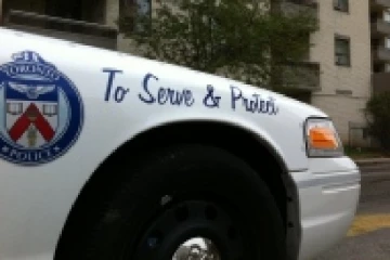 ரொறன்ரோவில் நபர் ஒருவர் மீது சராமரி கத்தி குத்து தாக்குதல்!