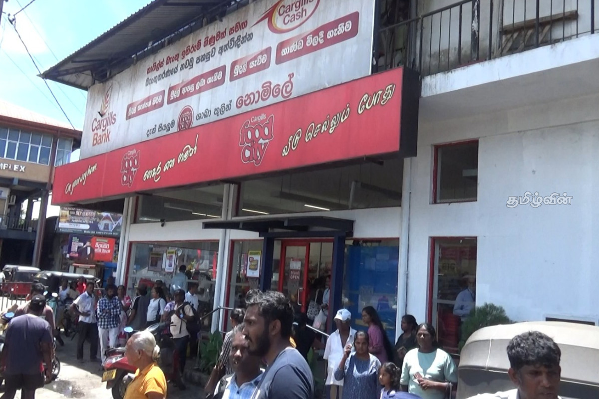 நாவலப்பிட்டியில் சாரதியின் கவனக்குறைவால் உதவியாளருக்கு நேர்ந்த கதி..! | 24 Year Old Youth Dies In Accident In Nawalapitiya