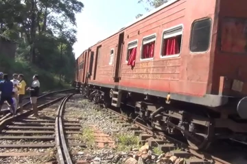 புகையிரத கடவையில் மோட்டார் வண்டி மோதி இருவர் பலி