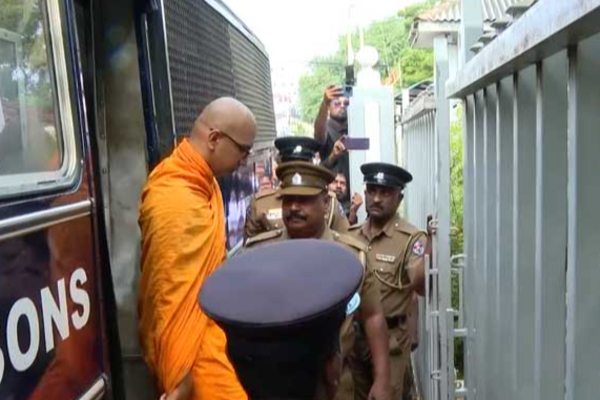 கஸ்ஸப தேரர் உட்பட பிக்குகள் நீதிமன்றில் முன்னிலை | Monks Including Kassapa Appear In Court