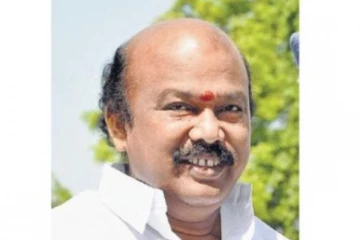 மதுரை அதிமுக வேட்பாளர் ராஜன்செல்லப்பா வரிசையில் நின்று வாக்களித்தார்