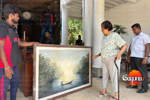 චන්ද්‍රිකාත් යන්න බඩු පැක් කරයි