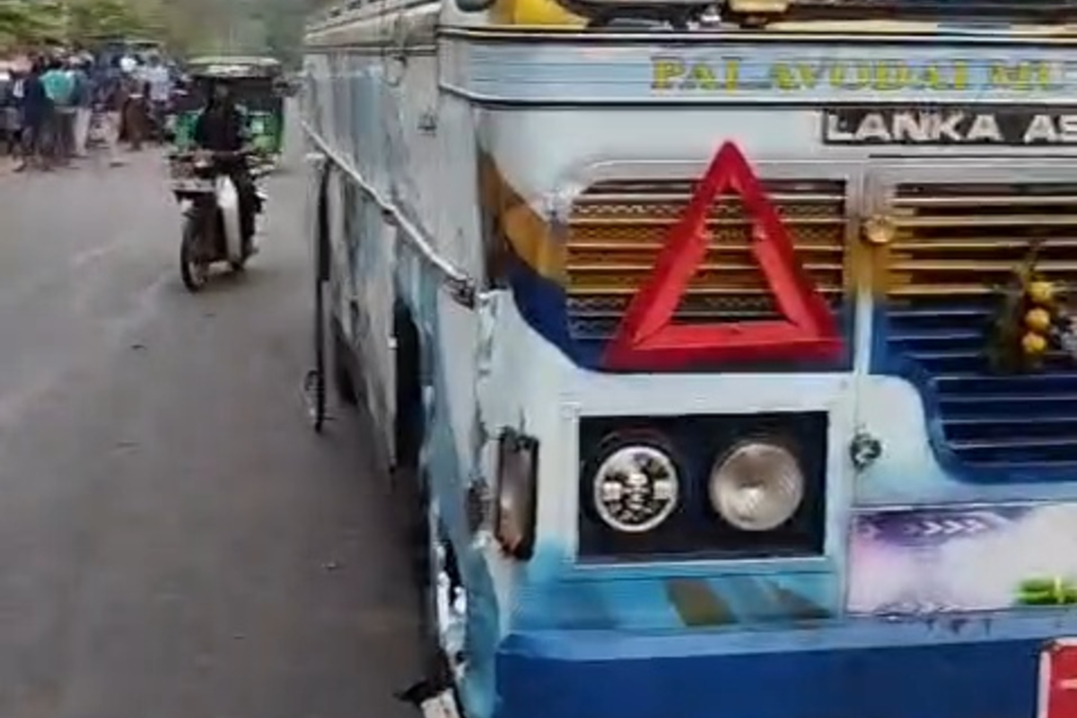 யாழ். நவாலியில் தனியார் பேருந்தும் கன்டர் ரக வாகனமும் மோதி விபத்து! | Private Bus And A Lorry Accident In Jaffna