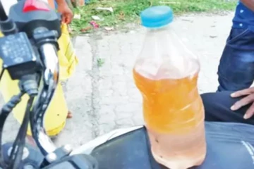 பெட்ரோலில் தண்ணீர் கலப்பு - வாடிக்கையாளர்கள் அதிர்ச்சி