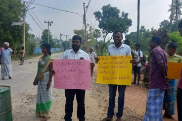 யாழில் வீதியை புனரமைக்குமாறு கோரி மக்கள் வீதி மறியல் போராட்டம் (video)