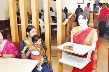 ஹோட்டலில் பாரம்பரிய பட்டு புடவை அணிந்து கொண்டு உணவு பரிமாறும் ரோபோ! வைரல் புகைப்படங்கள்