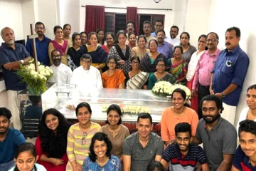 ஐஸ்பெட்டியில் சடலம்., சுற்றி நின்று சிரித்தபடி போஸ் கொடுத்த குடும்பம்! இணையத்தில் விவாதத்தை தூண்டிய புகைப்படம்