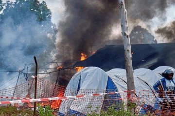 කොංගෝවේ ඉබෝලා රෝහලකට කෝපයට පත් පිරිසක් ගිනි තබයි