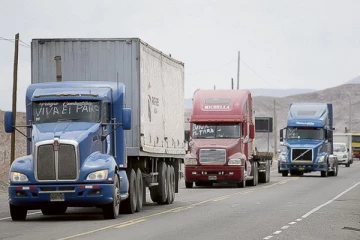 பெருவில் டிரக்கு வாகன ஓட்டுநர்கள் போராட்டம்!