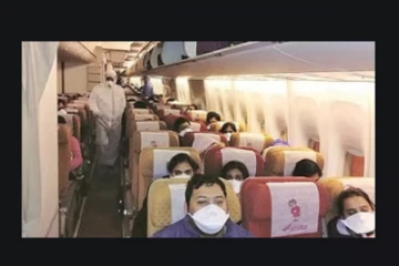 கொரோனாவுக்கு பயந்து விமான நிலையத்தில் சீக்கியர் ஒருவர் மேற்கொண்ட செயல்!