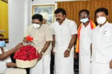 உடல் எடை மெலிந்து காணப்பட்ட தேமுதிக தலைவர் விஜயகாந்த்- ரசிகர்களின் மனதை நொறுக்கிய புகைப்படம்!