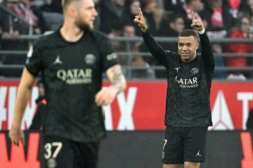 ரசிகர்களுக்கு தீபாவளி சரவெடியாய் ஹாட்ரிக் கோல் விருந்து கொடுத்த எம்பாப்பே!