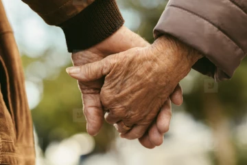 50 ஆண்டு கால மணவாழ்க்கை;  இறப்பிலும் இணை பிரியாத தம்பதிகள்!