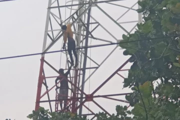 பெண்ணை  அழைத்து சென்ற பெற்றோர்; கோபுரத்தில் ஏறி தற்கொலை செய்ய முயன்ற இளைஞரால் பரபரப்பு