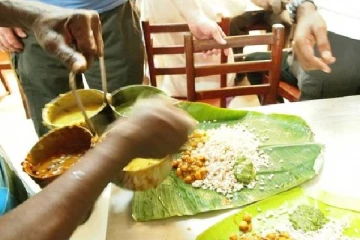 யாழ்.நகரில் உள்ள பிரபல உணவு விடுதியில் இப்படியும் நடகிறது!