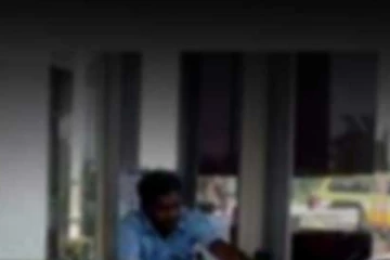 දක්ශින අධිවේගී මාර්ගයේ ප්‍රසිද්ධියේම මුදල් අයකැමි වරයෙකුට   සිදු කළකැත වැඩේ..