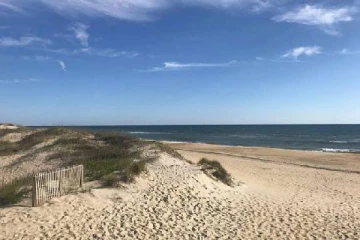 மணல் மேட்டில் பள்ளம் தோண்டி விளையாடிய இளைஞர் உயிருடன் புதைந்த பரிதாபம்