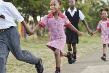 கைபேசிக்காக பாடசாலை மாணவனை கயிறு கட்டி மலக்குழிக்குள் இறக்கிய ஆசிரியர்