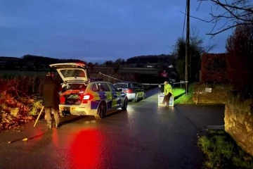 வாகன விபத்தை விசாரிக்க சென்ற பொலிசார்... குடியிருப்பு ஒன்றில் கண்ட அதிரவைக்கும் காட்சி