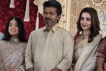 மேட்சிங் உடையில் ஜோடியாக வந்த விஜய் த்ரிஷா! வறுத்தெடுக்கும் ரசிகர்கள்