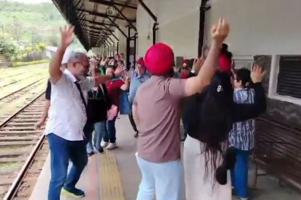 தாமதமான புகையிரதம்; சுற்றுலா பயணிகளின் நெகிழ்ச்சி செயல் | Tourists Touching Act At Railway Station